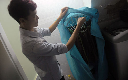 Thời tiết nồm cũng khiến quần áo giặt xong đem phơi đến mấy ngày vẫn ẩm. Anh Huy (ở ngõ Bà Triệu, quận Hoàn Kiếm) phải mua chiếc lồng sấy quần áo.