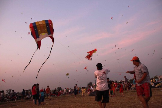 Thú chơi thả diều đang gây lo ngại trong xã hộiẢnh: Lê Phong Thú chơi thả diều đang gây lo ngại trong xã hộiẢnh: Lê Phong