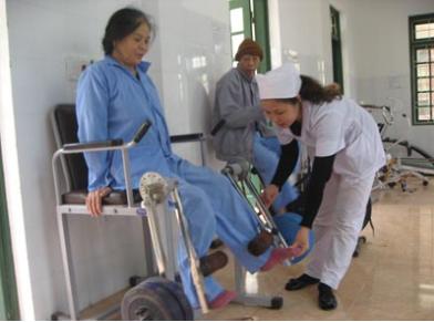 Bác sĩ BV ĐDPHCN Thanh Hoá chăm sóc bệnh nhân. Nguồn ảnh: internet
