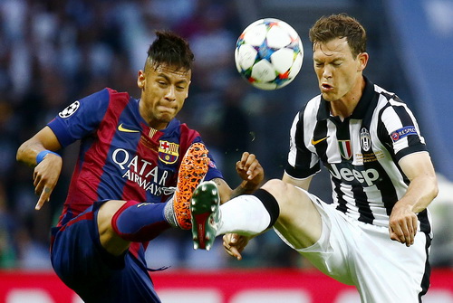 Neymar đối đầu cùng hậu vệ Lichsteiner Neymar đối đầu cùng hậu vệ Lichsteiner