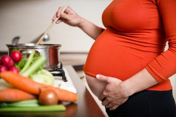 shutterstock-pregnant-cooking-1206-14313