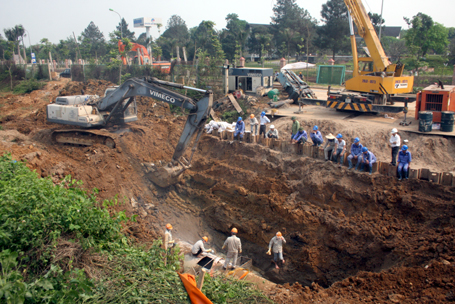 Mỗi lần đường ống nước sạch sông Đà bị vỡ, cuộc sống hơn 70.000 hộ dân Hà Nội lại bị đảo lộn.