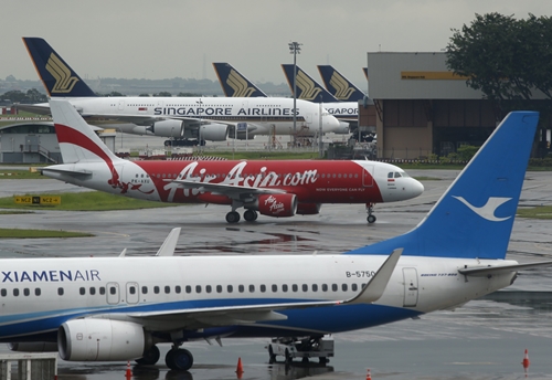 AirAsias QZ8501 from Surabaya to Singapore, taking the same code as the missing plane which took off 24 hours earlier, taxis at Changi Airport in Singapore December 29, 2014. Indonesia was set to resume at first light the search for an AirAsia plane carrying 162 people from the Indonesian city of Surabaya to Singapore, which went missing on Sunday just after the pilot requested a change in course to avoid bad weather. Singapore said it had sent two naval vessels to help the Indonesian military look for the Airbus A320-200 operated by Indonesia AirAsia, adding a C-130 air force plane took part in the search on Sunday. REUTERS/Edgar Su (SINGAPORE - Tags: TRANSPORT DISASTER)