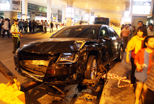 Chiếc Audi đón nữ ca sĩ nổi tiếng gây tai nạn hàng loạt trong sân bay Tân Sơn Nhất. Ảnh: An Nhơn