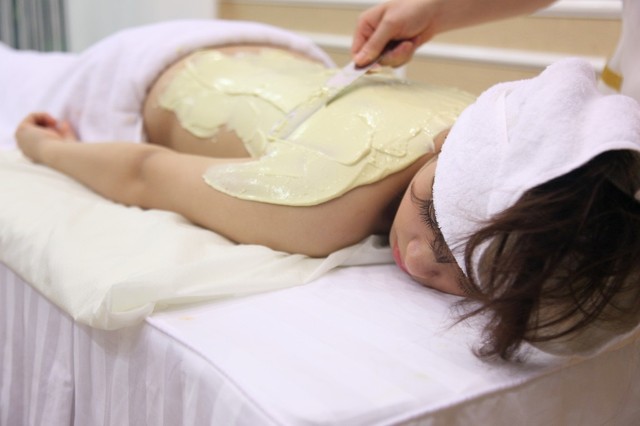 Sử dụng dịch vụ tắm trắng nhanh không ít phụ nữ đã thất vọng ê hề- Ảnh minh hoạ
