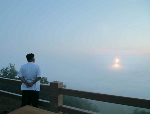 Lãnh đạo Triều Tiên Kim Jong-un thị sát một cuộc tập trận phóng tên lửa. Ảnh: KCNA.