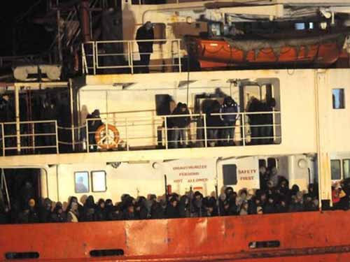 Tàu Blue Sky M với gần 1.000 người bị bỏ mặc trên Địa Trung HảiẢnh: REUTERS Tàu Blue Sky M với gần 1.000 người bị bỏ mặc trên Địa Trung HảiẢnh: REUTERS