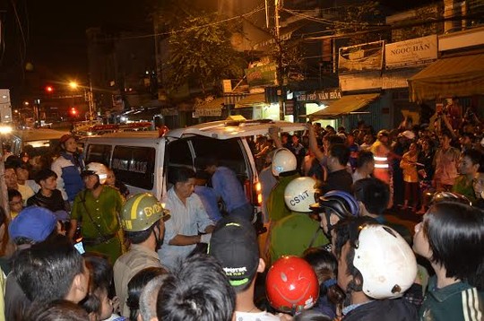 Xe cứu thương đưa tử thi về nhà xác Xe cứu thương đưa thi thể ông Đỗ Linh về nhà xác