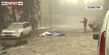 Hai dân thường tử nạn trong một cuộc pháo kích vào thành phố Donetsk ngày 31/1 (Ảnh: