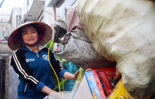 Chị Hồng cho biết đang hồi hộp vì không biết nhận được bao nhiêu trong số 5 triệu yên. Ảnh: An Nhơn