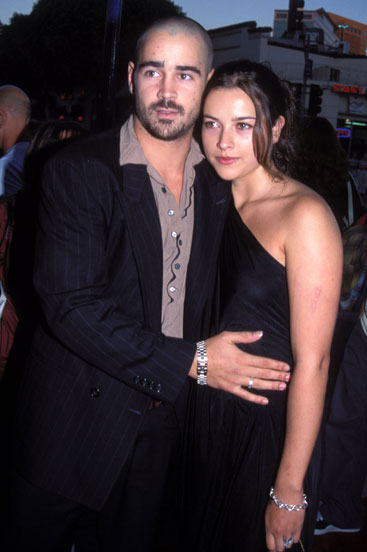 Colin Farrell and Amelia Warner cũng sống với nhau 4 tháng rồi ly hôn. Tuy nhiên, theo Amelia, cuộc hôn nhân của họ chưa hợp pháp. Cả hai chỉ tổ chức hôn lễ trên biển mà không có sự chứng nhận của pháp luật.