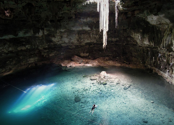Hang động Dzitnup ở Yucatan, Mexico, khiến du khách mải mê quên lối về khi được vẫy vùng trong làn nước trong suốt như pha lê giữa các nhũ thạch tự nhiên.