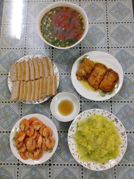 Bo thuc don voi 100 bua com he cua ba me hai con dam dang
