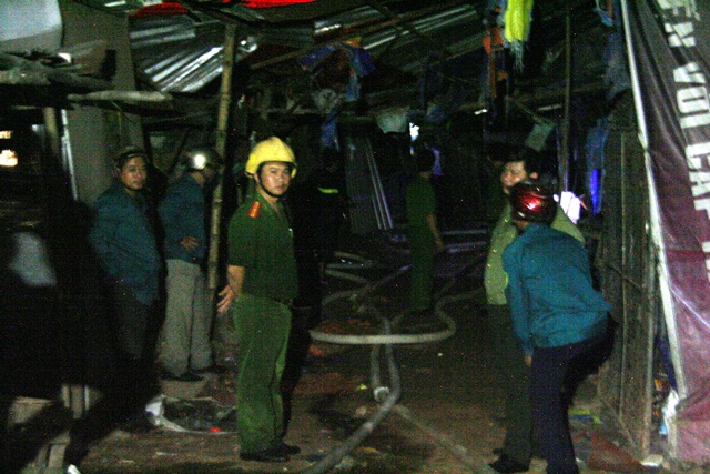 Công an canh gác không cho ai vào, tránh tình trạng hôi của và giữ nguyên hiện trường