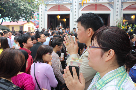 Nhiều người phải vái vọng từ ngoài vào...