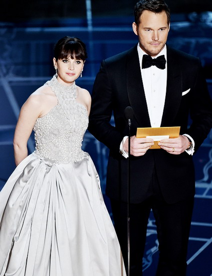 Felicity Jones và Chris Pratt trên sân khấu Oscar.