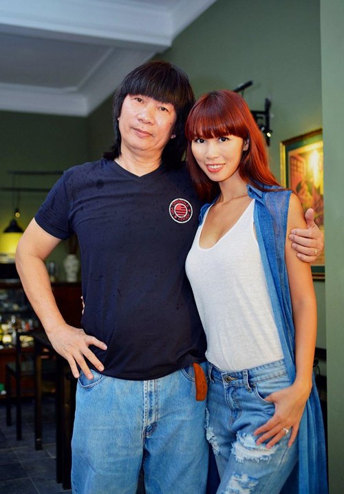 Hà Anh cũng nhận được sự ủng hộ tuyệt đối từ bố là họa sĩ thiết kế điện ảnh Vũ Huy dù ông đã chia tay với nhà báo, dịch giả Lê Hà.
