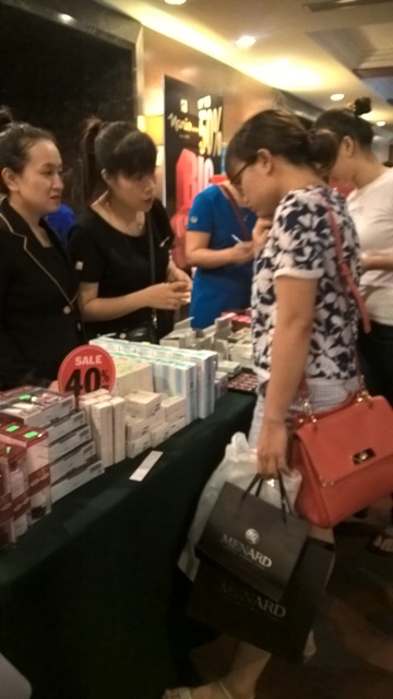 Mỹ phẩm, nước hoa là mặt hàng bán chạy và được bày bán nhiều nhất tại các gian hàng.