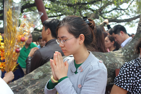 Nhiều người phải vái vọng từ ngoài vào...