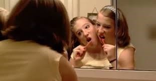 - Hình 11 Can canh cuoc song ky dieu cua co gai hai dau-Hinh-11