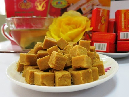 Bánh đậu xanh Hải Dương: Bột đậu xanh được trộn với đường, dầu thực vật hoặc mỡ động vật để tạo ra món bánh ngọt bùi, hay được ăn lúc uống trà. Ảnh: Banhdauxanhhaiduong.