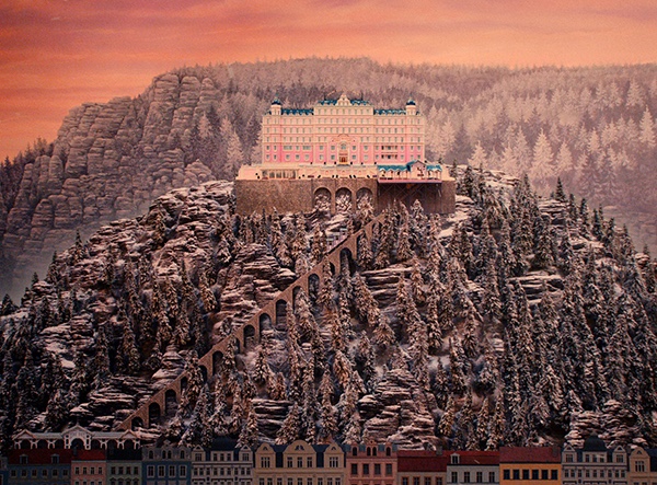 Một đại cảnh trong phim The Grand Budapest Hotel.