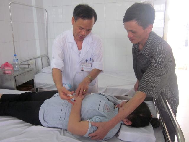 Bác sĩ thăm khám cho bệnh nhân Hà.