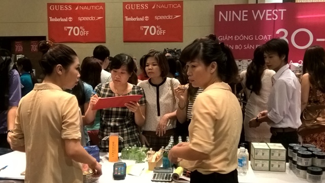 Các mặt hàng đều có giá từ vài triệu đồng trở lên đã thu hút các tín đồ shopping.