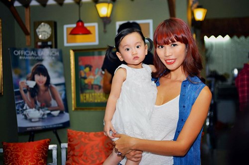 Siêu mẫu cũng rất thân thiết với vợ mới của Vũ Huy cũng như bé Nhi - cô con gái mới sinh của ông.