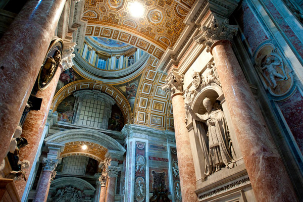 Vương cung thánh đường Thánh Phêrô là một trong bốn nhà thờ lớn nhất ở Vatican. Những bức tường, mái vòm được điêu khắc tinh tế và bầu không khí linh thiêng nơi đây có thể thanh tịnh tâm hồn người.