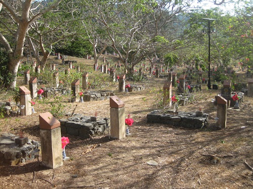 Hàng ngàn ngôi mộ liệt sĩ nằm rải rác