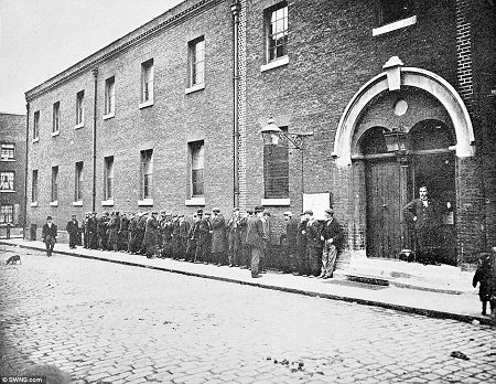 Chợ Spitalfields ở thành phố London hồi đầu thế kỷ 19 (trái) và năm 2015 (phải).