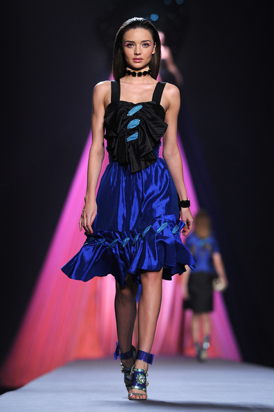 Miranda Kerr trình diễn trong show của Viktor & Rolf , năm 2012