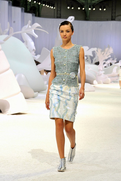 Miranda Kerr trình diễn trong show của Chanel, năm 2012