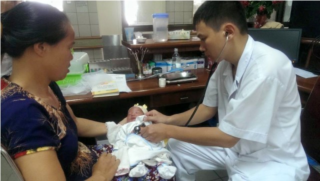 Bác sĩ khám cho bệnh nhi tại khoa Nhi, BV Bạch Mai. Ảnh: D.Hải Bác sĩ khám cho bệnh nhi tại khoa Nhi, BV Bạch Mai. Ảnh: D.Hải