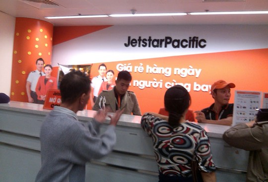 Hành khách đến khiếu nại và đòi lại tiền vé tại quầy đại diện của Jetstar Hành khách đến khiếu nại và đòi lại tiền vé tại quầy đại diện của Jetstar