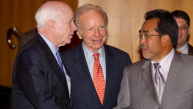 Ông Jamaluddin Jarjis (phải) trong một cuộc gặp với nghị sĩ Mỹ John McCain (Ảnh: