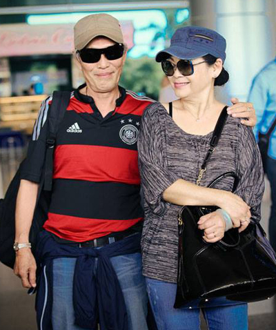 Vợ chồng Khánh Ly trong một lần trở về Việt Nam làm liveshow.