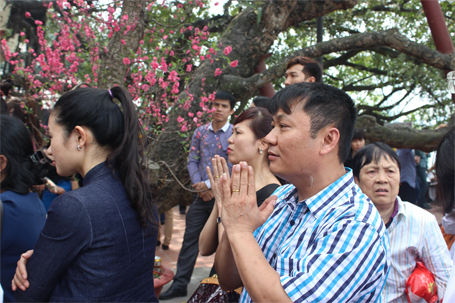 Anh Vĩ đang vái vọng từ ngoài vào trong phủ...