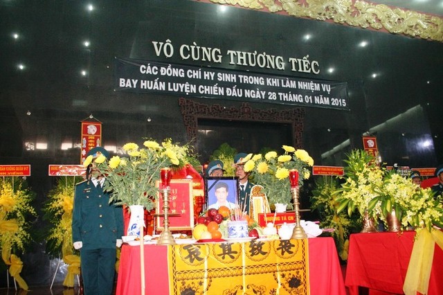 Thượng tá Đỗ Văn Chính, sinh ngày 10/3/1963, quê quán Hải Phòng, trú quán TP.HCM, cơ giới trên không UH-1 thuộc Quân chủng PKKQ.