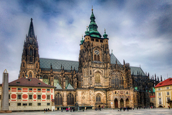 Thành phố Prague (CH Séc) được nhiều du khách nhận xét là như được xây dựng theo những câu chuyện cổ tích với tòa lâu đài trên đồi, những ngôi nhà mái ngói đỏ và những cây cầu cổ.