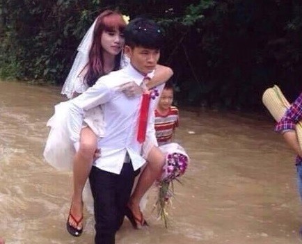 Những bức ảnh cô dâu, chú rể vượt qua nước lũ hút dân mạng