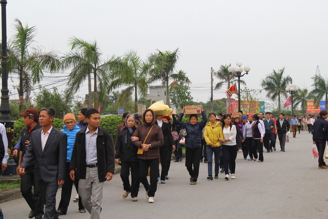 Dòng người đổ về dự lễ khai ấn đền Trần vào tối nay (ảnh Phùng Bình) Dòng người đổ về dự lễ khai ấn đền Trần vào tối nay (ảnh Phùng Bình)