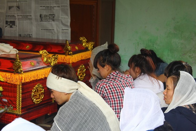 Hai con là Cao Xuân Liêm và Cao Thị Bích Phượng gục bên quan tài của bố, mẹ
