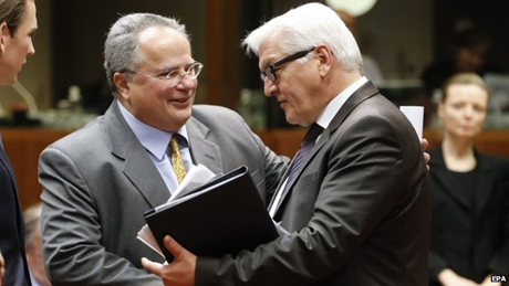 Ông Nikos Kotzias, Ngoại trưởng mới của Hy Lạp (trái). (Ảnh: