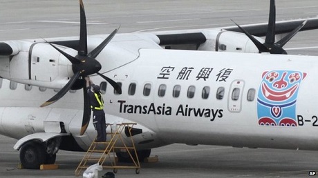 Một máy bay ATR-72 của hãng TransAsia Airways được bảo dưỡng tại sân bay. (Ảnh: