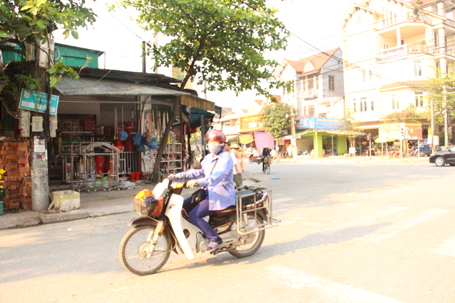 Nắng nóng như thiêu đốt, chị em phụ nữ ra đường đều phải bịt kín từ đầu tới chân