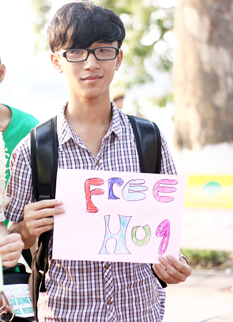 Nhiều bạn trẻ là sinh viên tại Hà Nội đã cùng nhau tham gia buổi free hug tại Hồ Gươm