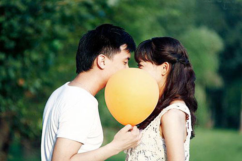 Bao lâu bạn nên ôm và hôn?