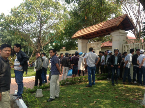 Người dân tập trung trước cửa nhà ông Nguyễn Bá Thanh ở Đà Nẵng.